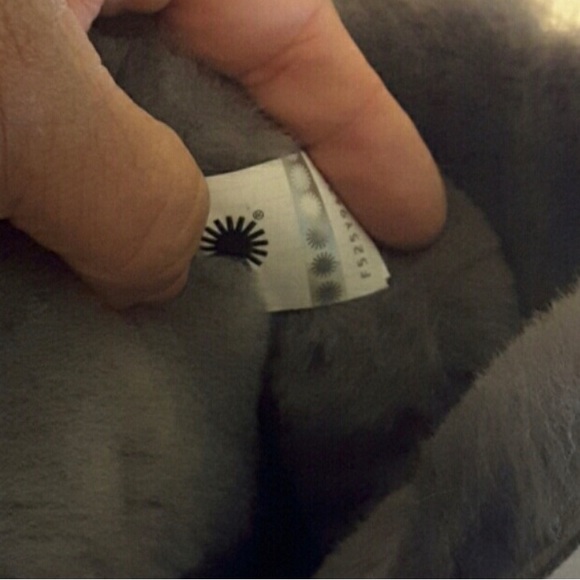 Authentic UGG Bailey Button Triplet II Boots - Like New - Picture 5 of 5